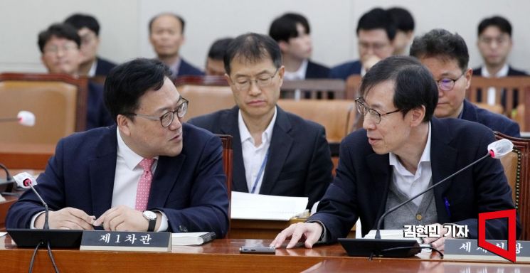 [포토] 대화하는 김병환 차관과 정정훈 세제실장