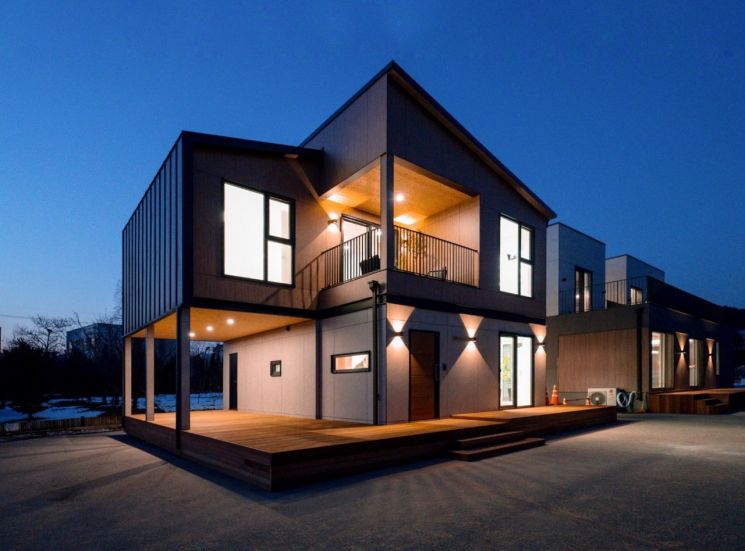 Zaigaist在忠清南道唐津工厂用地内安装的木结构模块化住宅样板房全景。GS建设供图