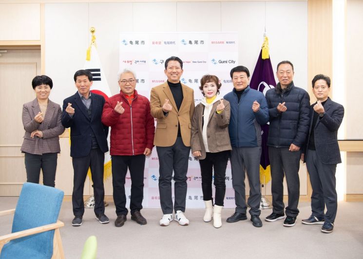 구미 새마을 중앙시장 시장상인 회장단은 지난 24일 구미시를 방문해 김장호 시장을 면담했다.