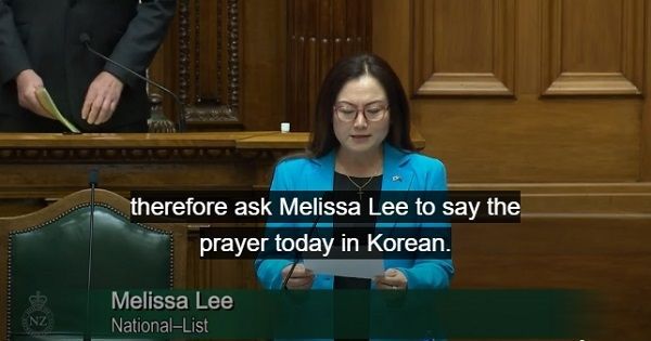 当时连任五届国会议员的 Melissa Lee 正以韩语朗读《2021年国会议长祈祷文》。\[图片出处=新西兰国会电视台画面截图\]