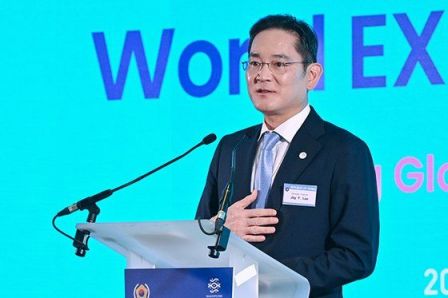 이재용 삼성전자 회장이 24일(현지시간) 파리 한 호텔에서 열린 국제박람회기구(BIE) 대표 초청 오찬에서 건배사를 하고 있다. [사진=연합뉴스]