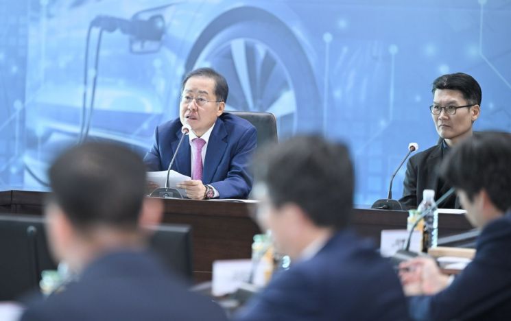 홍준표 대구시장이 엘앤에프와 투자협약을 맺은 뒤  발언하고 있다.