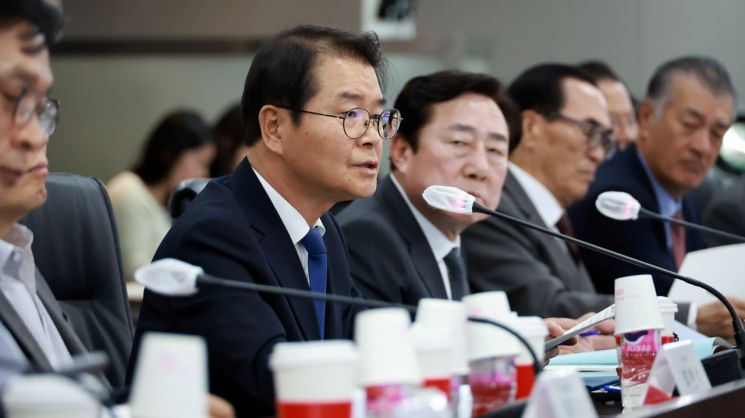 이정식 장관 만난 중소기업계 "중처법 유예기간 연장 필요"(종합)