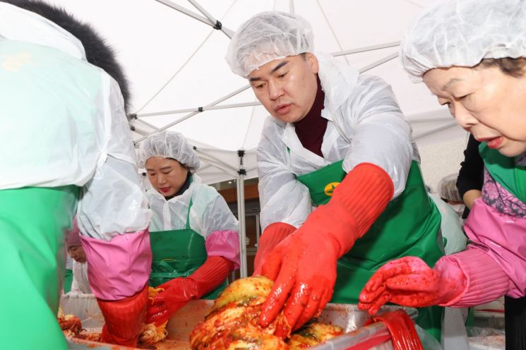 도봉구, 연말 김치 나눔으로 사랑의 온기 '후끈'