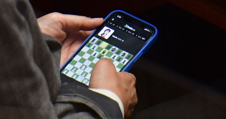 먼저, 지난 2022년 더불어민주당 권인숙 의원이 국회 본회의 도중 스마트폰으로 게임을 하는 모습이 언론에 포착돼 많은 비판을 받았다. [사진출처=뉴데일리]