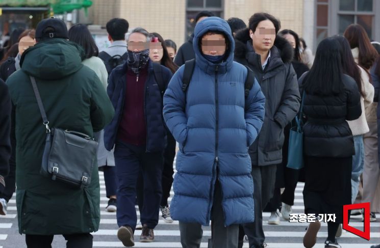 비가 내린 후 기온이 크게 떨어진 28일 서울 종로구 광화문네거리에는 목도리와 두툼한 옷차림을 한 시민들이 발걸음을 재촉하고 있다. 사진=조용준 기자 jun21@