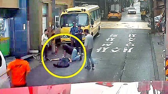 당시 현장 모습이 담긴 영상을 보면, 흰색 스포츠유틸리티차(SUV)가 쓰러진 김 씨의 옆을 지나다 김 씨를 발견하고 급히 갓길에 차를 댄다. 운전자는 쓰러진 김 씨에게 다가온 후 바로 119에 신고를 했다. 그 뒤 구급대가 도착할 때까지 그는 출동 요원의 안내에 따라 심폐소생술(CPR)을 하면서 김 씨 옆을 지켰다. [사진제공=울산소방본부]