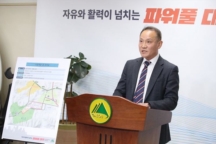 서경현 대구시 미래혁신정책관이 제2수성알파시티를 조성한다는 계획을 발표하고 있다.