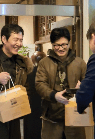 서울 서초구 한 식당에서 만난 배우 이정재와 한동훈 법무부 장관. 두 사람은 서울 현대고등학교 5회 졸업 동창생이다. [사진 출처=온라인 커뮤니티 캡처]