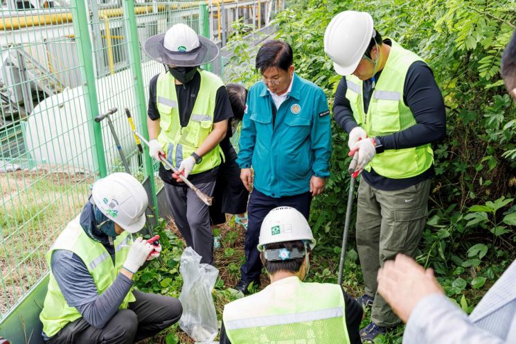 지난 8월 월드컵공원 일대 토양 오염도 조사 현장