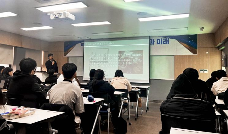'편의점의 '신'으로 불리는 심규덕 대표가 모교인 영진전문대에서 토크콘서트를 열고 있다.