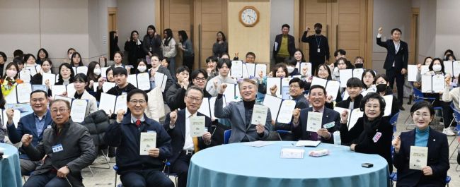 광주광역시서구장학재단(이사장 박찬갑)은 지난 28일 서구청 들불홀에서 ‘2023년 장학증서 수여식’을 진행했다.[사진제공=서구]