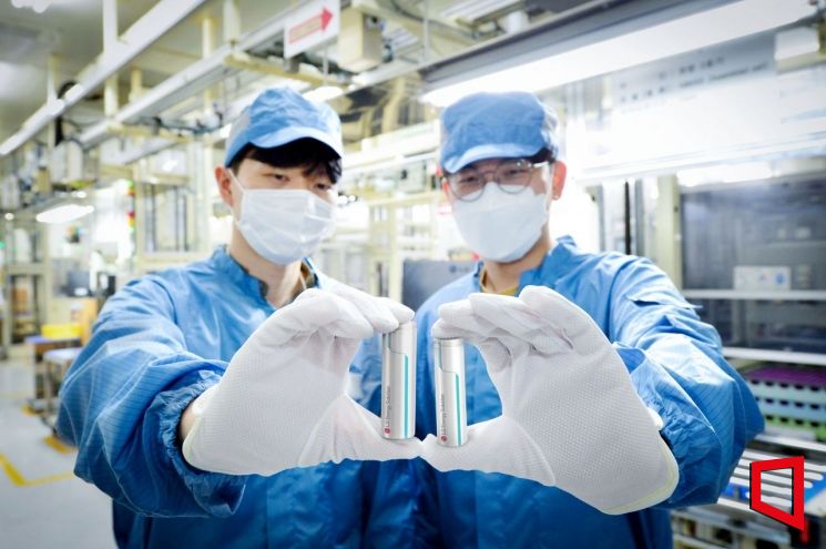 LG에너지솔루션 구성원들이 오창 공장에서 원통형 배터리를 선보이고 있다.(사진=LG에너지솔루션 제공)