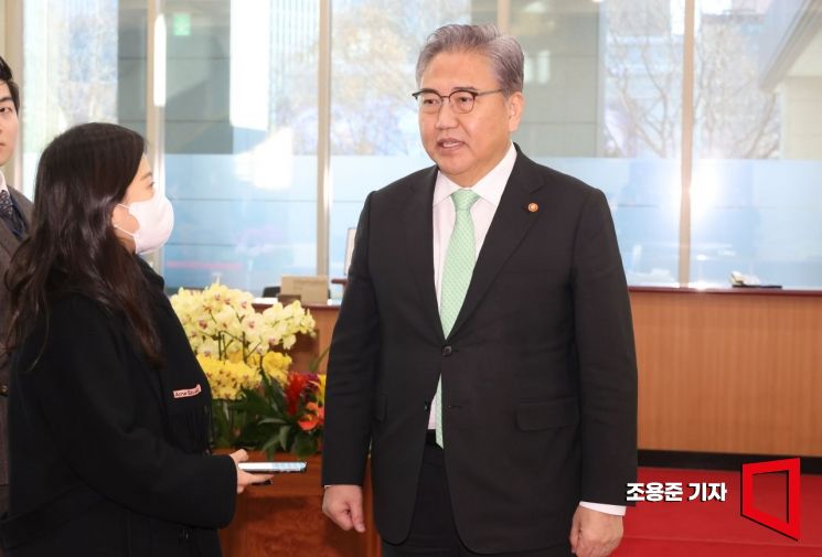 [포토]질문 받는 박진 외교부 장관