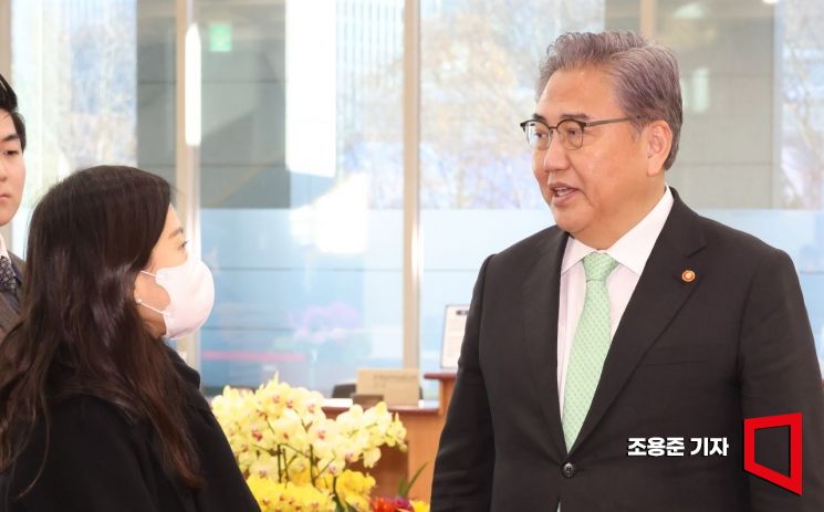 因釜山世博申办责任问题而被传出将被更换的外交部长官 Park Jin，30日进入位于首尔钟路区的外交部大楼时正在回答记者提问。照片=记者 Cho Yongjun jun21@