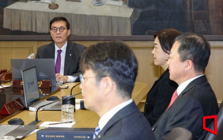 이창용 한국은행 총재가 30일 서울 중구 한국은행에서 열린 금융통화위원회 통화정책방향 결정회의를 주재하고 있다. 사진=사진공동취재단