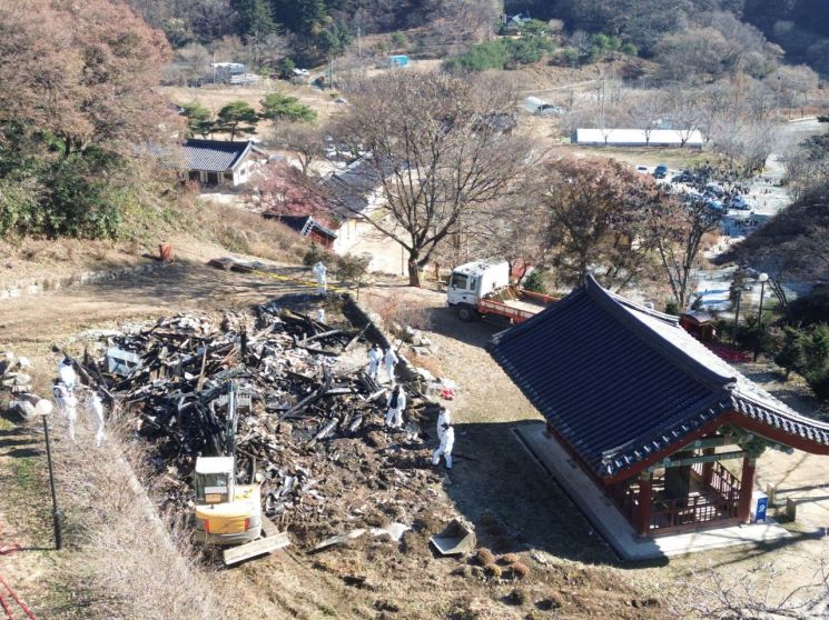 29일 발생한 화재로 전소한 칠장사 내 요사채 [이미지출처=연합뉴스]