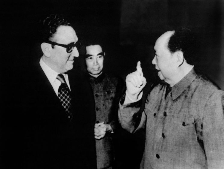 1973년 2월 헨리 키신저 당시 미국 국가안보보좌관(사진 왼쪽)이 마오쩌둥 중국 국가주석(사진 오른쪽)과 만나 대화를 나누고 있는 모습 [이미지출처=AFP연합뉴스]