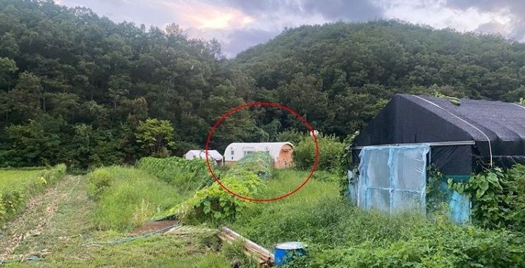 A씨가 사무실로 사용한 경북 영천 소재 농막의 모습. [사진 제공=경기남부경찰청]