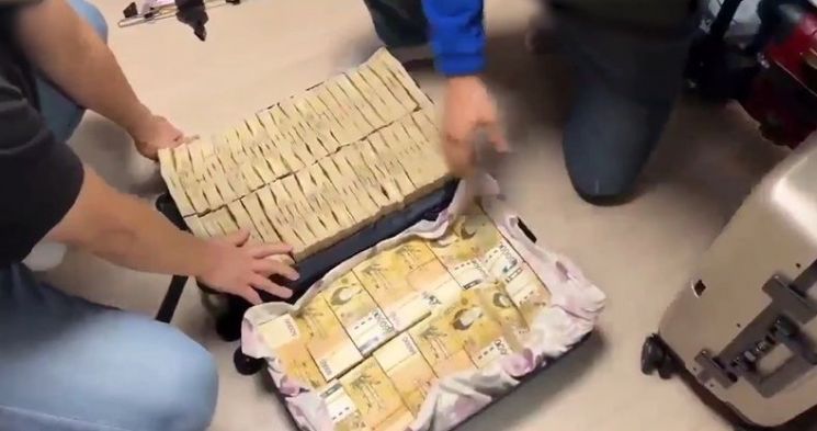 경찰이 A씨 주거지에서 캐리어에 담긴 범죄수익금 9억7천만원을 압수했다. [사진 제공=경기남부경찰청]