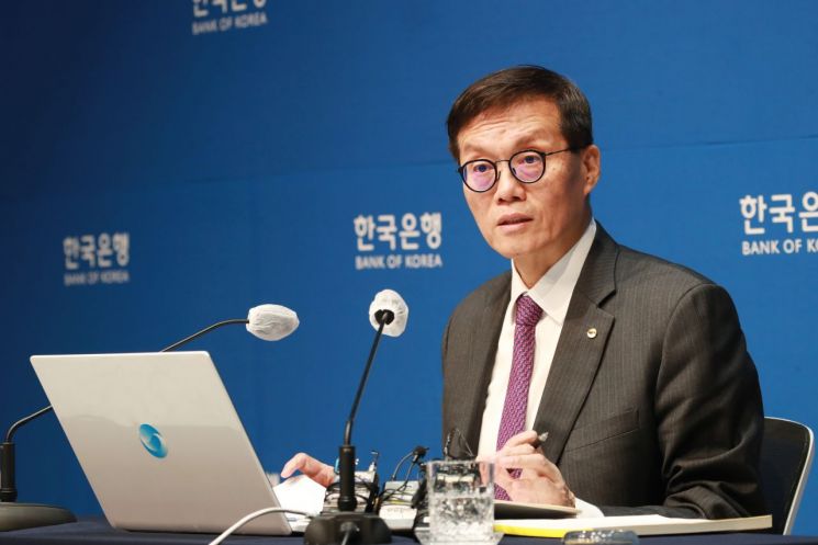 이창용 한국은행 총재가 30일 오전 서울 중구 한국은행에서 열린 통화정책방향 기자간담회에서 질문에 답하고 있다. (사진=한국은행 제공)