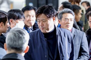대장동 민간 개발업자로부터 불법 선거자금과 뇌물 등을 받은 혐의로 재판에 넘겨진 김용 전 민주연구원 부원장이 30일 서울 서초구 서울중앙지방법원에서 열린 1심 선고 공판에 출석하고 있다. 사진=강진형 기자aymsdream@