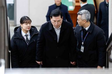 '대장동 증인' 유동규 탑승 차량, 화물차와 추돌…'180도 회전' 후 '쾅'