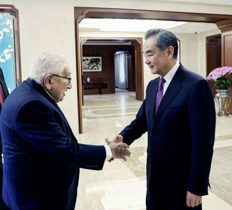Former U.S. Secretary of State Henry Kissinger (left) meeting Wang Yi, member of the Communist Party Central Political Bureau, during his visit to China last July. <br>[Image source=AFP·Yonhap]
