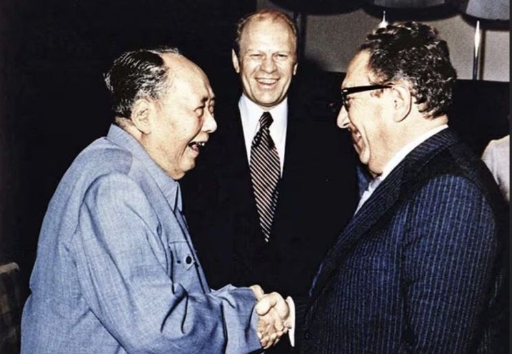 In February 1975, U.S. Secretary of State Henry Kissinger (right), visiting China, shakes hands with Mao Zedong, Chairman of the Central Committee of the Chinese Communist Party, while U.S. President Gerald Ford (center) looks on. <br>[Image source= Getty Images Korea]