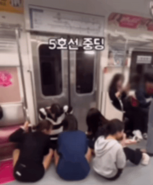 首尔地铁5号线车厢内几名女初中生做出扰民行为的情景。Instagram截图提供
