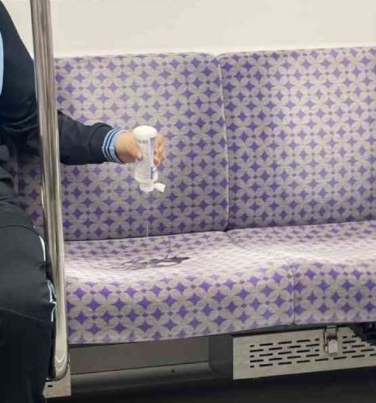 在开往芳花方向的首尔地铁5号线列车内，一名女初中生正在乘客座位上喷洒隐形眼镜清洗液。 网络社区截图提供