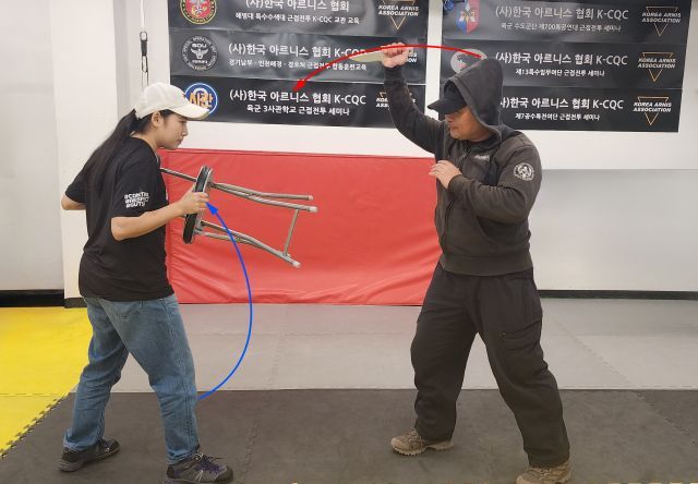 [생존호신술]카페·편의점 위험상황…의자는 최선의 방어 도구