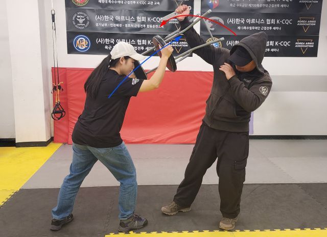 [생존호신술]카페·편의점 위험상황…의자는 최선의 방어 도구