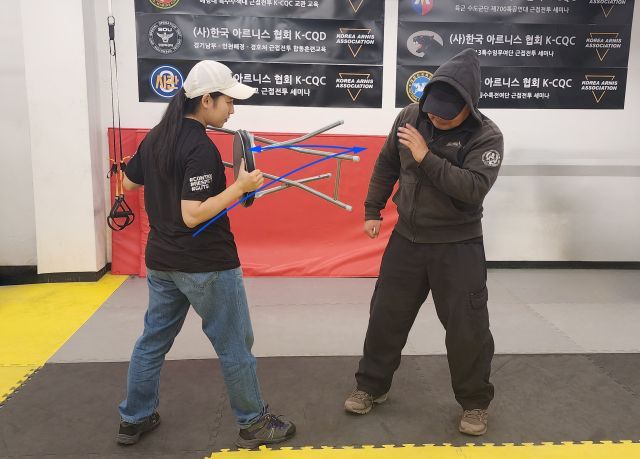 [생존호신술]카페·편의점 위험상황…의자는 최선의 방어 도구