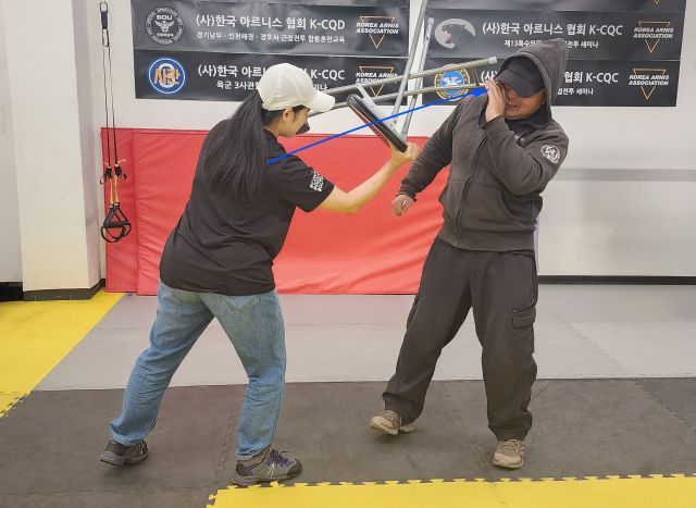 [생존호신술]카페·편의점 위험상황…의자는 최선의 방어 도구