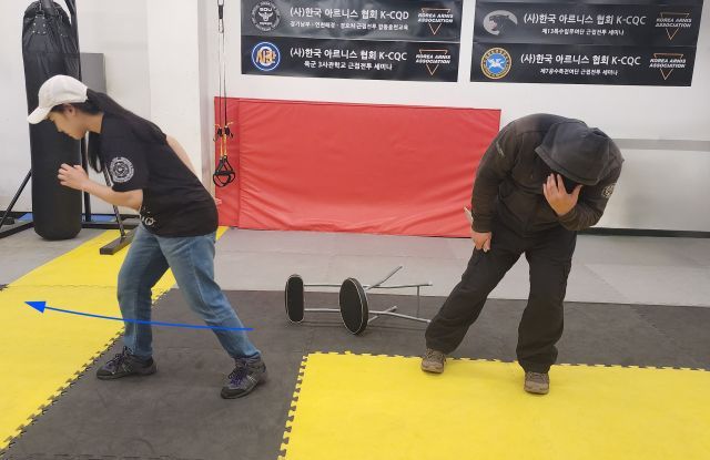 [생존호신술]카페·편의점 위험상황…의자는 최선의 방어 도구