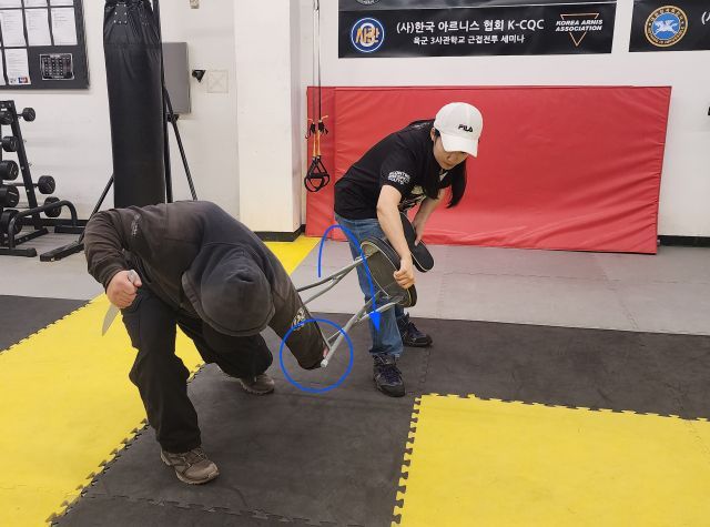 [생존호신술]카페·편의점 위험상황…의자는 최선의 방어 도구