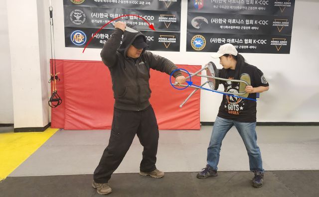 [생존호신술]카페·편의점 위험상황…의자는 최선의 방어 도구