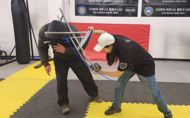 [생존호신술]카페·편의점 위험상황…의자는 최선의 방어 도구