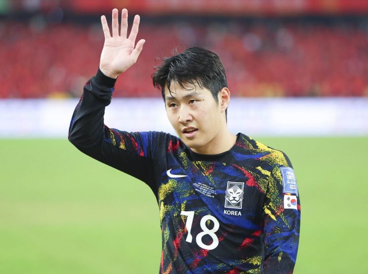 지난달 21일 중국 선전 유니버시아드 스포츠센터에서 열린 2026 북중미 월드컵 아시아 2차 예선 한국과 중국의 경기. 대표팀 이강인이 코너킥을 준비하러 가며 팬들에게 인사를 하고 있다. [사진출처=연합뉴스]