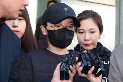 30억원에 달하는 사기 행각으로 세상을 떠들썩하게 한 전청조 씨가 지난달 10일 오전 서울 송파경찰서에 나와 동부지검으로 압송되고 있다 [이미지출처=연합뉴스]