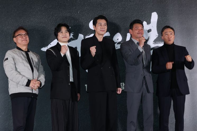 '서울의 봄' 김성수 감독(왼쪽부터) 배우 김성균, 정우성, 황정민, 이성민[사진출처=연합뉴스]