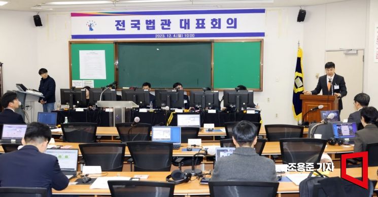 4일 경기 고양시 사법연수원에서 열린 전국법관대표회의에 참석한 법관들이 회의를 하고 있다. 이날 회의에선 판사들의 사회관계망서비스(SNS) 사용과 관련한 유의사항 및 지침 마련을 위한 안건을 논의했다. 사진=조용준 기자 jun21@