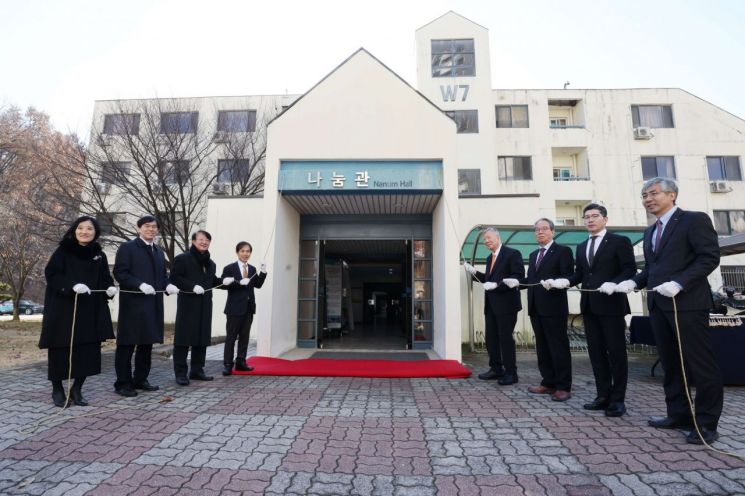 이중근 부영그룹 회장의 발전기금으로 리모델링 될 KAIST 나눔관에서 4일 '우정 나눔연구동 기공식'이 열렸다. (좌측열 맨 앞) 이광형 KAIST 총장과 (우측열 맨 앞) 이중근 부영그룹 회장. 사진제공=KAIST