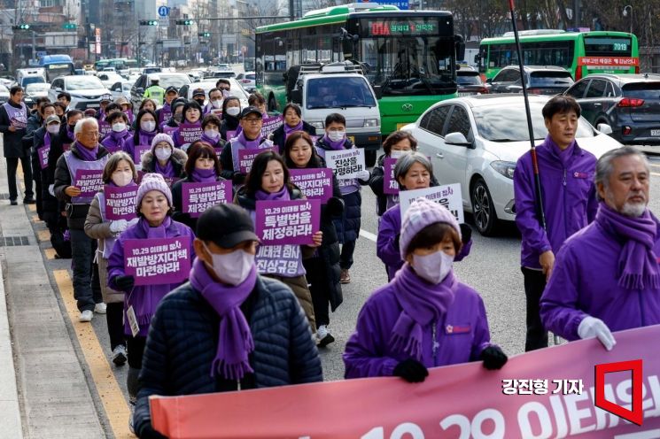 [포토]이태원참사 진상규명 특별법 제정 촉구 행진 하는 이태원참사대책위