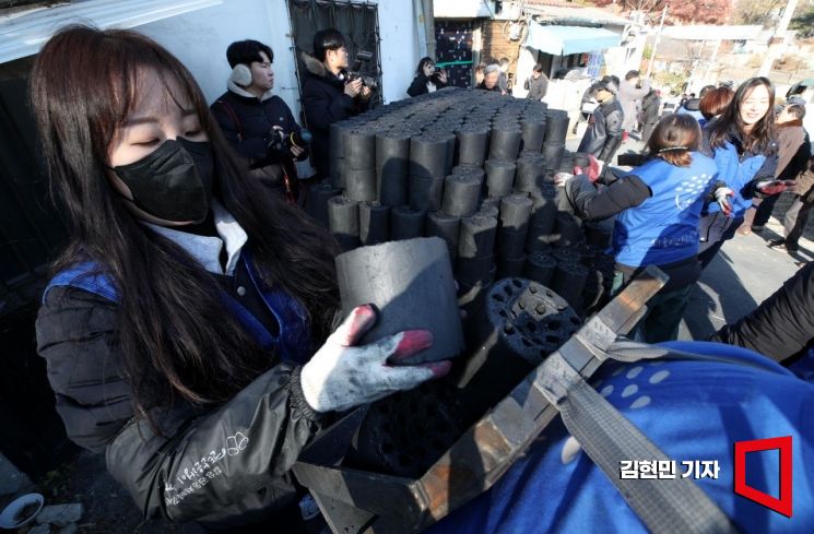 한파에 얼어붙은 연탄기부…1만장 후원자 찾습니다 [궁금증연구소]