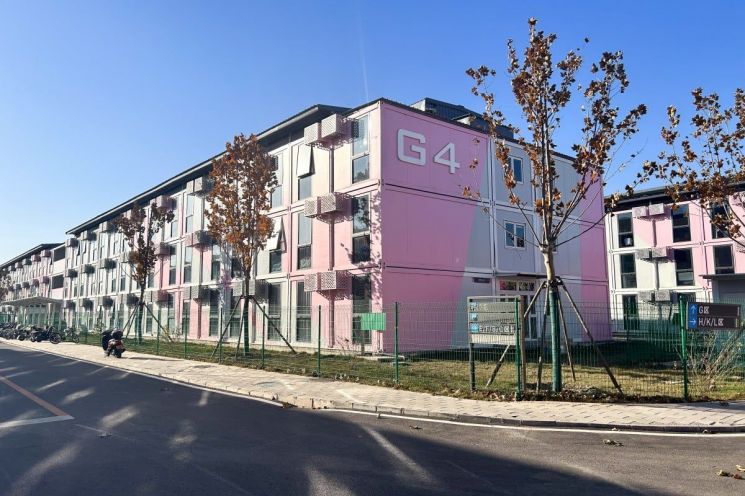 중국 정부가 베이징 외곽에 20일 만에 뚝딱 지어 4만여명의 베이징 시민을 격리 수용했던 '팡창(方艙)'을 원룸으로 개조해 임대했다. [사진=사우스차이나모닝포스트(SCMP) 홈페이지 캡처]
