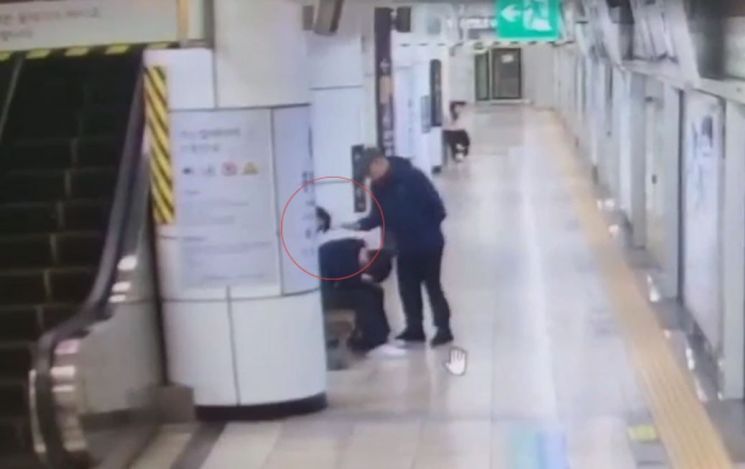 지난 10월9일 서울 지하철 2호선 홍대입구역 승강장에서 60대 남성 A씨가 피해자 휴대폰을 훔치고 있다. /제공=서울경찰청