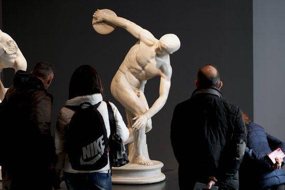 로마 국립박물관에 전시된 ‘원반 던지는 사람’ 조각상. [이미지출처=AP연합뉴스]