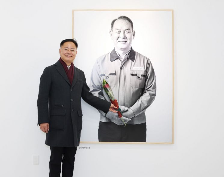 김재욱 칠곡군수가 칠곡을 빛낸 30인 중 한명인 김종호 신우피앤씨 대표의 사진앞에서 기념촬영을 하고 있다.